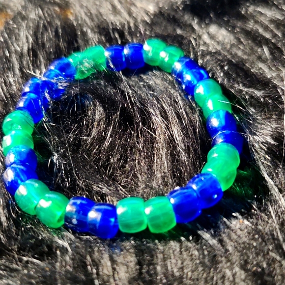 Hand Crafted beaded bracelet made on a stretchy cord - Picture 1 of 4